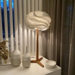 Now’s Home Lampes à Poser Lampe à Poser En Zipper Ivoire Pied En Teck H94 -Luminaires Ventes lampe a poser en zipper ivoire pied en teck h94 1