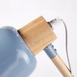 Maisons Du Monde Lampes De Chevet Enfant Lampe De Bureau En Métal Bleu Et Hévéa -Luminaires Ventes lampe de bureau en metal bleu et hevea 1000 5 20 181650 4