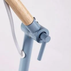 Maisons Du Monde Lampes De Chevet Enfant Lampe De Bureau En Métal Bleu Et Hévéa -Luminaires Ventes lampe de bureau en metal bleu et hevea 1000 5 20 181650 5